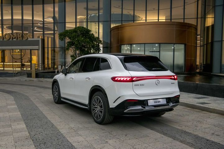 Về nội thất, ngoài việc bổ sung hàng ghế thứ 3 thì các trang bị bên trong khoang cabin của EQS SUV gần như giống hệt với EQS sedan.