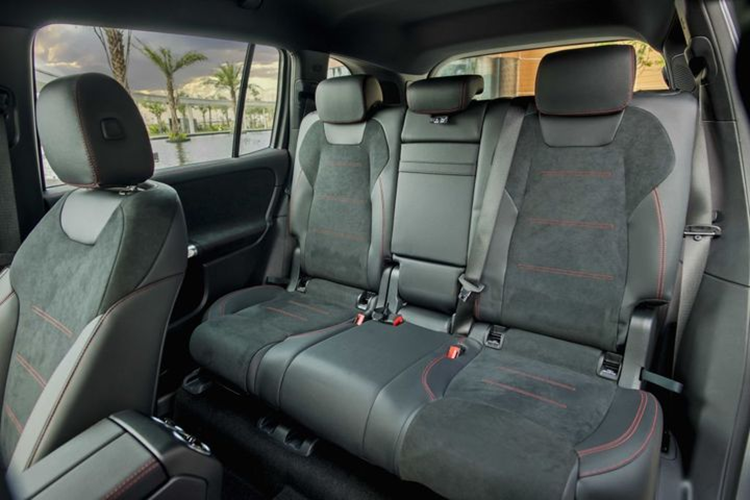 EQB 250 sở hữu không gian nội thất sang trọng với hàng loạt trang bị tiên tiến, bao gồm cụm màn hình đôi kích thước 10,25 inch, hệ thống thông tin giải trí MBUX hỗ trợ Apple CarPlay/Android Auto và dàn âm thanh 10 loa công suất 225W.