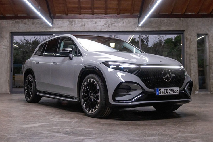 Hãng công bố thời gian sạc nhanh của EQS 500 SUV là 31 phút để đầy từ 10% lên 80%. Quãng đường tối đa di chuyển được là 616 km. Nhìn chung, cả EQB 250 và EQS 500 SUV đều có mức giá hợp lý, phù hợp với tính chất sang trọng mà xe mang lại.