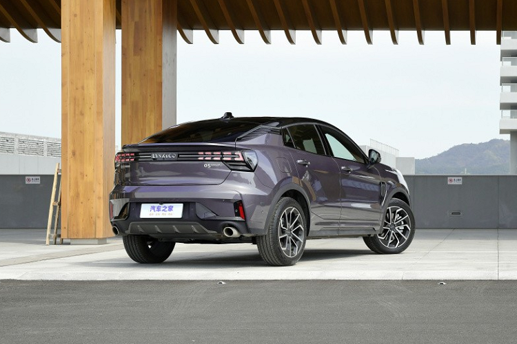 Vòng ra phía đuôi xe, đèn hậu ma trận vẫn được trang bị trên xe Lynk &amp; Co 05 mới, khuếch tán gió hay ống xả đơn không có gì thay đổi. Cuối cùng chính là việc xe Lynk &amp; Co 05 2023 sẽ ra mắt vào ngày mai có thêm màu mới là tím và xám.