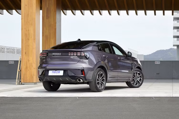 Vòng ra phía đuôi xe, đèn hậu ma trận vẫn được trang bị trên xe Lynk &amp; Co 05 mới, khuếch tán gió hay ống xả đơn không có gì thay đổi. Cuối cùng chính là việc xe Lynk &amp; Co 05 2023 sẽ ra mắt vào ngày mai có thêm màu mới là tím và xám.