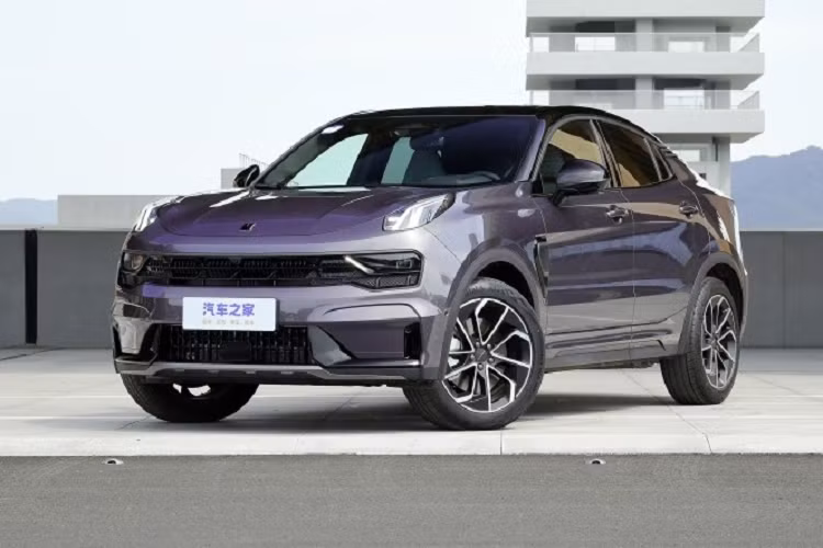 3 thay đổi mạnh mẽ nhất trên chiếc SUV lai coupe Lynk &amp; Co 05 2023 mới là việc xe sẽ có thêm 2 màu mới tím chạng vạng và xám chạng vạng, tiếp đến là việc được trang bị hệ thống truyền động công nghệ lai điện thông minh Lynk E-Motive bao gồm động cơ và mô-tơ 1.5T, sau cùng là mức giá bán của xe.