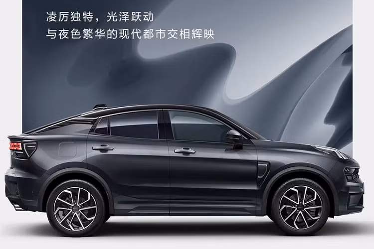 Về ngoại hình, mặt trước của Lynk &amp; Co 05 sử dụng lưới tản nhiệt mới mang tên gọi "không gian giao thoa đô thị" với bố cục dạng lưới đan chéo rất mạnh mẽ và làm nổi bật các đặc tính thể thao của xe nhiều hơn so với bản trước. Đáng tiếc, đèn pha, hốc gió trước vẫn như phiên bản cũ.