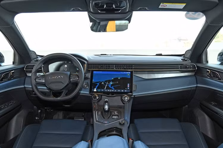 Ở bên trong khoang lái, Lynk &amp; Co 05 2023 được ví von có "nội thất màu sắc tương phản bầu trời trong vắt lúc nửa đêm", với thiết kế lưng ghế đục lỗ cắt xiên mới, ngoài ra vẫn là vô lăng 4 chấu vát đáy, bảng đồng hồ và màn hình giải trí không có nhiều thay đổi so với bản cũ.