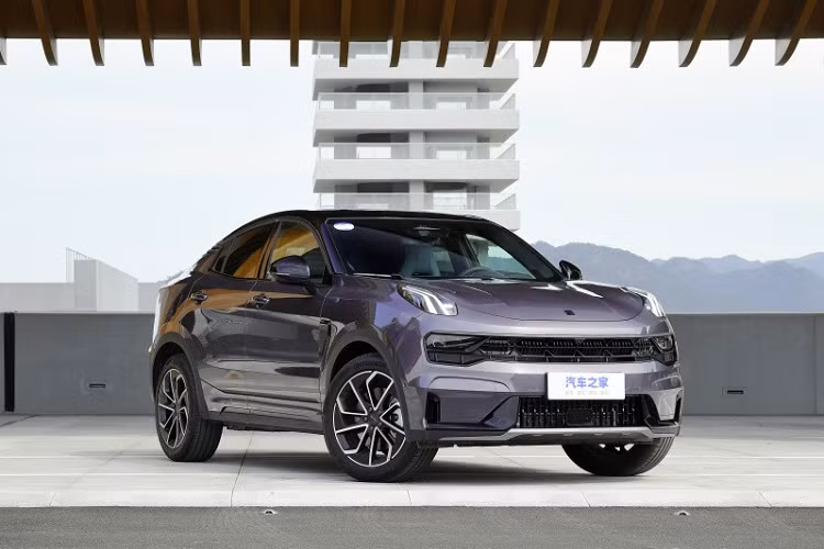 Lynk &amp; Co luôn có dải sản phẩm đa dạng, phục vụ nhiều tầng lớp các khách hàng khác nhau và ngày mai, họ sẽ tung ra chiếc SUV lai coupe Lynk &amp; Co 05 rất đẹp mắt với tâm điểm là ngoại hình mới cùng 2 màu sơn lạ và giá bán hứa hẹn sẽ hấp dẫn.