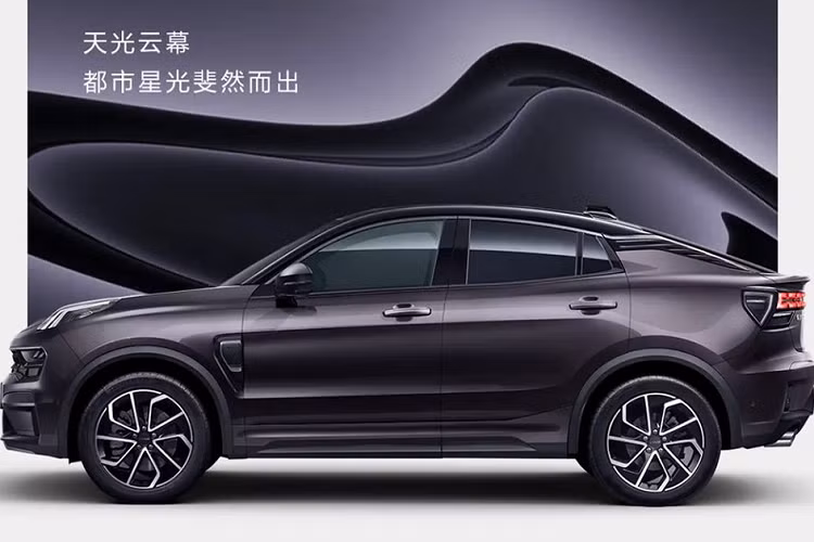 Nhìn từ bên hông, chiếc xe Lynk &amp; Co 05 mới vẫn áp dụng thiết kế slip-back tinh giản cổ điển của dòng xe 05, bộ la-zăng 19 inch có các góc sắc cạnh.