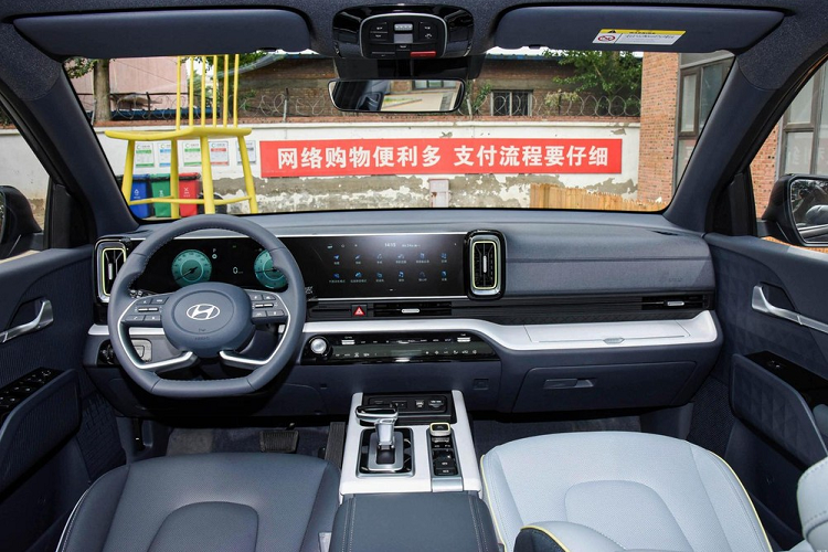 Hyundai Mufasa có thể được coi là mẫu xe kế nhiệm của Hyundai ix35, về ngoại hình, chiếc xe áp dụng khái niệm thiết kế mới nhất của hãng xe Hàn Quốc, trong đó, mặt trước của Hyundai Mufasa sử dụng lưới tản nhiệt hình chữ "H" đối xứng với các nan trang trí giống hình viên ngọc, trông rất bắt mắt.