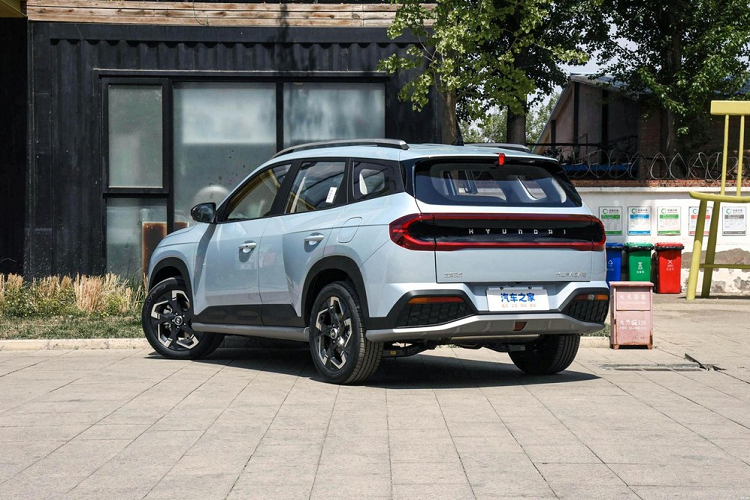 Đằng sau xe Hyundai Mufasa có điểm nhấ với cụm đèn hậu hình Oval rất bắt mắt, logo thương hiệu được tích hợp vào bên trong thể hiện sự tinh tế. Về kích thước thân xe, chiều dài, chiều rộng và chiều cao của Hyundai Mufasa lần lượt là 4475/1850/1665mm, chiều dài cơ sở 2680mm.