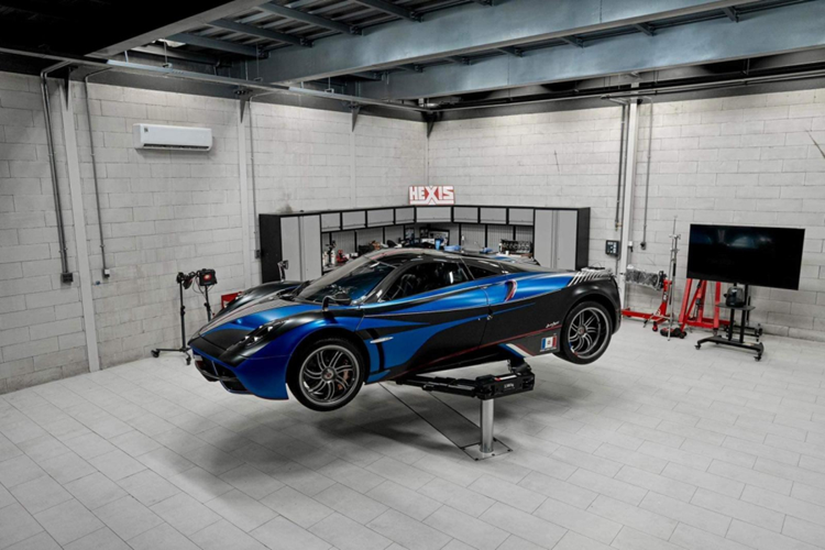 Còn giá cả, nó chỉ là con số tượng trưng, không quan trọng lắm với phong cách mua xe ít nhìn giá của người này. Nếu giả sử Minh Nhựa thật lòng muốn bán Pagani Huayra và nhà sưu tập xe lớn nhất Việt Nam có nhã hứng mua lại để cất vào garage cho có cặp với Bugatti Veyron.