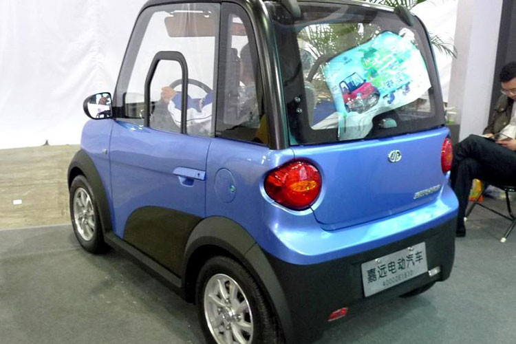 Không may mắn thành công như Wuling, Jiayuan Lingzu lại khá chật vật trong việc tăng doanh số ở Trung Quốc và hãng xe này đã mạnh dạn xuất ngoại. Cụ thể vào ngày 3/9/2023 vừa qua trước ngày khai mạc Triển lãm ô tô Munich 2023, giới truyền thông Trung Quốc đã khá bất ngờ khi Jiayuan cũng có 1 gian hàng tại sự kiện này, dù quy mô chỉ vừa 2 chiếc xe của họ đậu, và 1 trong 2 chiếc chính là Lingzu.