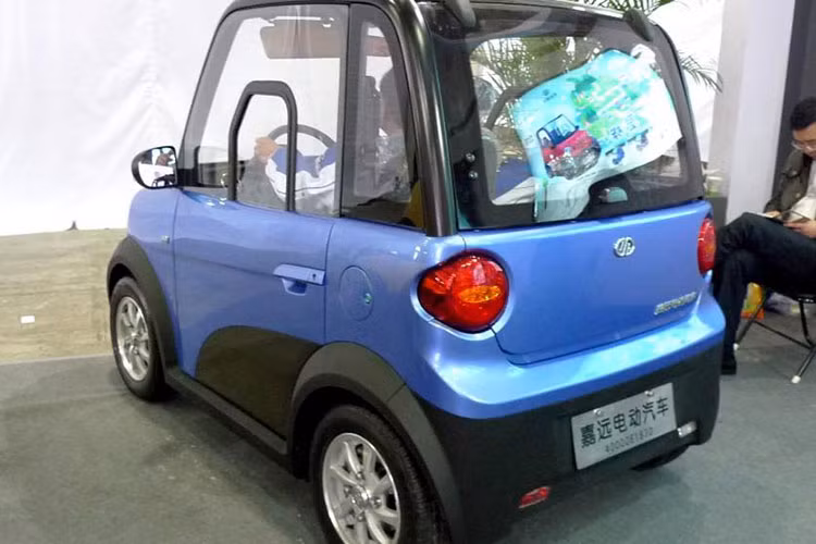 Không may mắn thành công như Wuling, Jiayuan Lingzu lại khá chật vật trong việc tăng doanh số ở Trung Quốc và hãng xe này đã mạnh dạn xuất ngoại. Cụ thể vào ngày 3/9/2023 vừa qua trước ngày khai mạc Triển lãm ô tô Munich 2023, giới truyền thông Trung Quốc đã khá bất ngờ khi Jiayuan cũng có 1 gian hàng tại sự kiện này, dù quy mô chỉ vừa 2 chiếc xe của họ đậu, và 1 trong 2 chiếc chính là Lingzu.