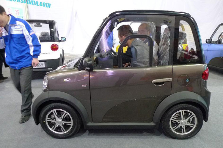 Ở phân khúc xe điện cỡ nhỏ, chúng ta đã rất quen thuộc với Wuling Hongguang Mini EV, lý do vì đây từng là xe điện bán chạy nhất thế giới, ngoài ra, mẫu xe này cũng đã được phân phối chính hãng trong nước, dù giá bán không hề siêu rẻ như nhiều người nghĩ.