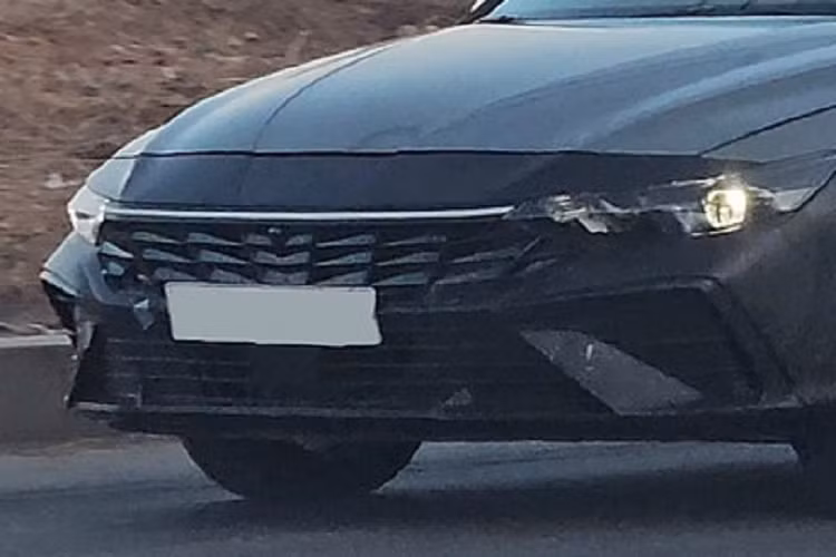 Theo một số nguồn tin, Hyundai Elantra 2024 ở thị trường Hàn Quốc sẽ có thêm những tính năng tiện nghi và an toàn mới nhất, ví dụ như hệ thống quan sát toàn cảnh với camera 360 độ. Nằm bên dưới nắp ca-pô của xe ở thị trường Hàn Quốc là 3 tùy chọn động cơ. Đầu tiên là động cơ xăng 4 xi-lanh, dung tích 1.6L.