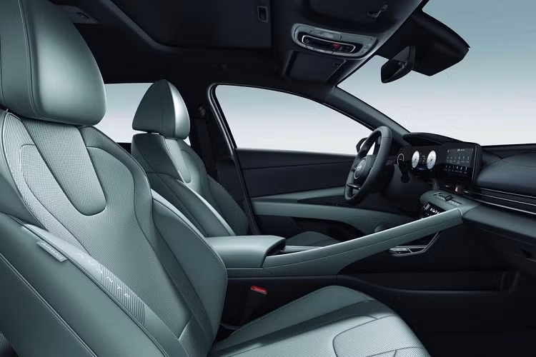 Chưa hết, Hyundai Elantra 2024 còn được bổ sung cụm đèn pha LED với thiết kế thanh mảnh hơn và tích hợp dải đèn LED định vị ban ngày kéo dài hơn trước. 2 dải đèn LED định vị ban ngày được nối với nhau bằng nẹp mạ crôm nằm trên đỉnh lưới tản nhiệt.Vì chỉ là phiên bản nâng cấp giữa vòng đời nên Hyundai Elantra 2023 không thay đổi thiết kế bên sườn, trừ bộ vành la-zăng mới.