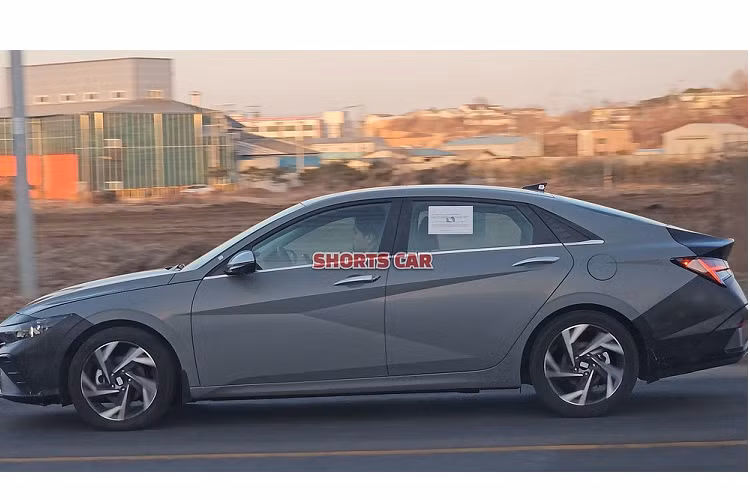 Đúng như những hình ảnh do hãng tung ra, mẫu xe sedan Hyundai Elantra 2024 đã được cải tiến nhẹ ở thiết kế ngoại thất. Theo đó, xe được trang bị lưới tản nhiệt mới với thiết kế hẹp hơn trước và mắt lưới hình học bên trong. Nằm bên dưới lưới tản nhiệt là cản trước mới với hốc gió trung tâm hình thang rộng. Ở hai góc cản trước có khe gió nằm dọc mới.