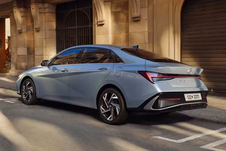 Dự kiến, Hyundai Elantra 2024 sẽ chính thức ra mắt thị trường Hàn Quốc trong tháng 3 này. Trong khi đó, tại Việt Nam, mẫu xe này mới được nâng cấp toàn diện vào cuối năm ngoái với 4 phiên bản cùng giá bán dao động từ 599 - 799 triệu đồng.