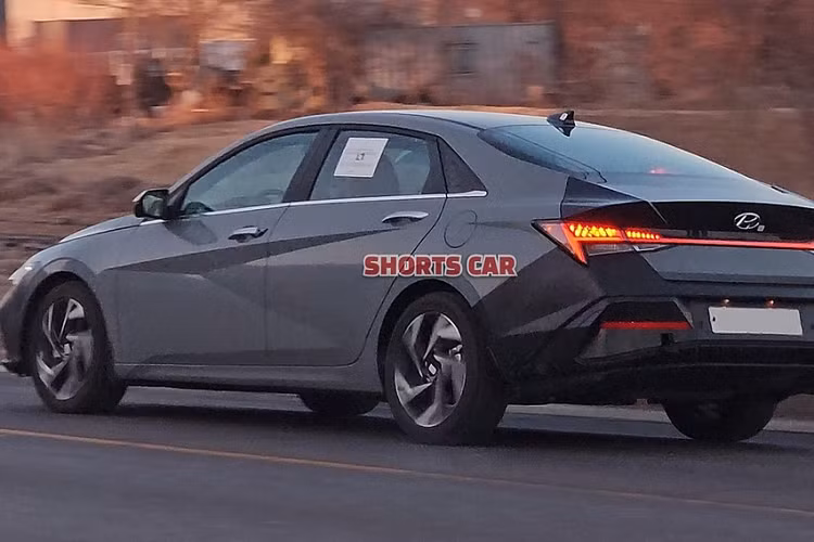 Thứ hai là động cơ xăng 4 xi-lanh, tăng áp, dung tích 2.0L dành cho Hyundai Elantra N 2023. Thứ ba là hệ truyền động hybrid tiết kiệm xăng. Trong khi đó, động cơ xăng 4 xi-lanh, tăng áp, dung tích 1.6L sẽ không được dùng cho mẫu sedan cỡ C này nữa.