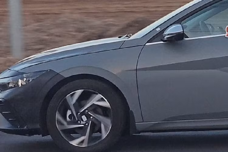 Trong khi đó, đèn hậu của xe được giữ nguyên thiết kế như cũ.Không gian nội thất của Hyundai Elantra 2024 có khá ít điểm mới. Chỉ có ghế của xe được bổ sung màu mới và dòng chữ Avante ở bên cạnh. Trong khi đó, vô lăng, bảng đồng hồ kỹ thuật số nối liền với màn hình thông tin giải trí và cụm điều khiển trung tâm của mẫu sedan hạng C này được bê nguyên từ phiên bản cũ sang.