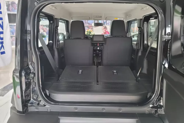 Trang bị nội thất khá cơ bản với ghế bọc nỉ, vô lăng tích hợp phím chức năng, đồng hồ analog với màn hình đa thông tin đơn sắc, màn hình cảm ứng trung tâm 7 inch, hỗ trợ Apple CarPlay/Android Auto, điều hòa tự động 1 vùng, hệ thống AM/FM/Radio/MP3/WMA, khe thẻ nhớ SD, kết nối Bluetooth, cổng USB và 2 loa.