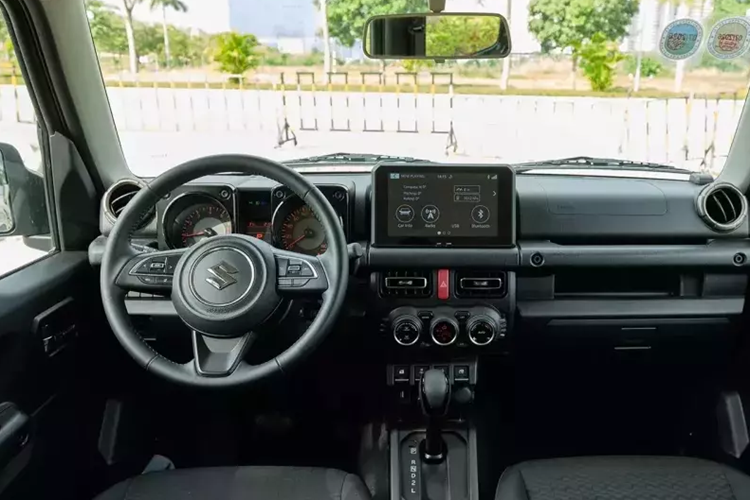 Thông tin cụ thể về trang bị của Suzuki Jimny tại Việt Nam chưa được công bố. Tuy nhiên, xe dự kiến sẽ có đèn pha LED tự động bật/tắt, đèn sương mù, đèn hậu LED, vành hợp kim 15 inch, lốp 195/80R15 và lốp dự phòng nằm giữa cửa cốp. Bên trong "tiểu Mercedes-Benz G-Class" là không gian nội thất chỉ có 4 chỗ ngồi.