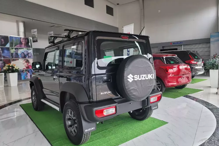 Theo nhân viên tư vấn bán hàng tại đại lý, giá xe Suzuki Jimny 2023 ở thời điểm này tạm tính là khoảng 800 triệu đồng. Thời điểm chính thức bán ra của xe có thể là từ đầu năm sau. Giá bán cao có thể là một trở ngại của Suzuki Jimny trên con đường chinh phục khách hàng Việt.