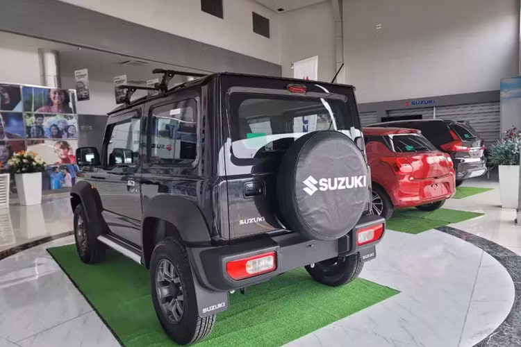 Theo nhân viên tư vấn bán hàng tại đại lý, giá xe Suzuki Jimny 2023 ở thời điểm này tạm tính là khoảng 800 triệu đồng. Thời điểm chính thức bán ra của xe có thể là từ đầu năm sau. Giá bán cao có thể là một trở ngại của Suzuki Jimny trên con đường chinh phục khách hàng Việt.
