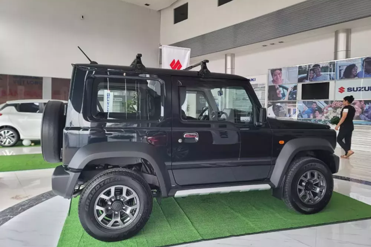 Tuy nhiên, mẫu xe này trên thực tế cũng chỉ phù hợp với những người dư dả tài chính và muốn sở hữu một chiếc xe phục vụ thú chơi off-road. Dự kiến, xe sẽ được nhập khẩu về Việt Nam với số lượng giới hạn, tương tự tại các thị trường khác. Dù có giá bán 800 triệu đồng nhưng Suzuki Jimny không phải là mẫu xe rộng rãi hay nhiều trang bị tiện nghi.