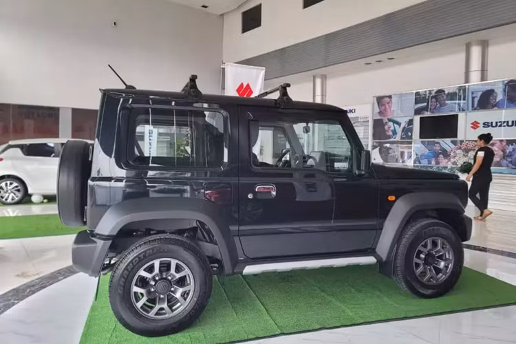 Tuy nhiên, mẫu xe này trên thực tế cũng chỉ phù hợp với những người dư dả tài chính và muốn sở hữu một chiếc xe phục vụ thú chơi off-road. Dự kiến, xe sẽ được nhập khẩu về Việt Nam với số lượng giới hạn, tương tự tại các thị trường khác. Dù có giá bán 800 triệu đồng nhưng Suzuki Jimny không phải là mẫu xe rộng rãi hay nhiều trang bị tiện nghi.