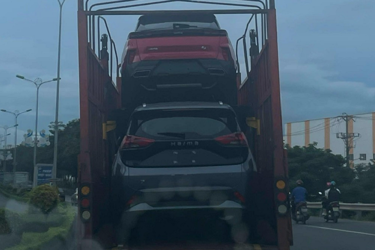 Vào hồi đầu năm nay, hãng xe Trung Quốc Haima đã tiết lộ kế hoạch quay trở lại Việt Nam thông qua nhà nhập khẩu và phân phối mới là Carvivu. Có vẻ như ngày những mẫu xe Haima ra mắt Việt Nam không còn xa. Những hình ảnh chụp 2 chiếc xe Haima được vận chuyển trên đường phố Việt mới đây đã chứng tỏ điều đó. 