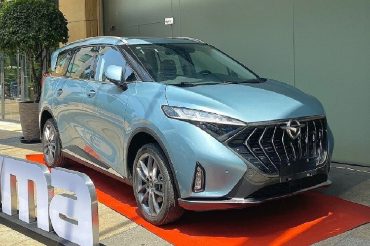 Xe sẽ dùng cửa mở thông thường thay vì cửa lùa, tương tự các đối thủ cùng phân khúc. Với chiều dài cơ sở lớn, MPV chỡ nhỏ Haima 7X về Việt Nam hứa hẹn mang đến không gian nội thất khá rộng rãi. 