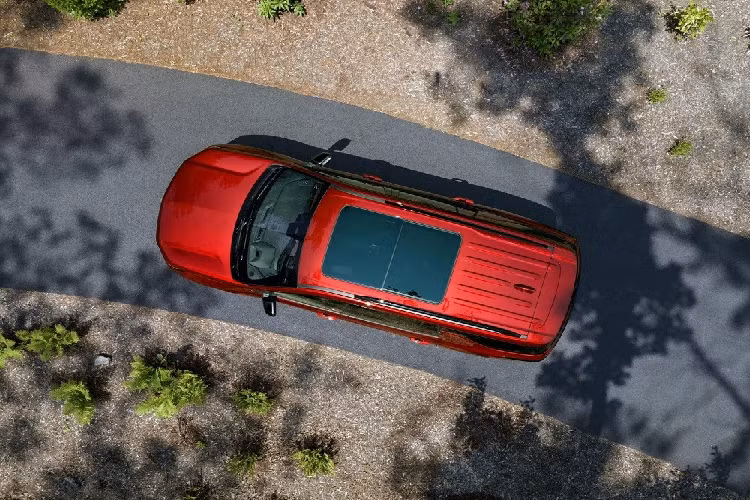 Tại thị trường Mỹ, Chevrolet Traverse 2024 lần đầu tiên có phiên bản Z71 hoàn toàn mới. So với các phiên bản còn lại, Chevrolet Traverse Z71 2024 tạo sự khác biệt bằng thiết kế đầu xe hầm hố hơn nhằm cải thiện góc tiếp cận, tấm ốp gầm bằng nhôm bên dưới cản trước, móc cứu hộ màu đỏ và vành 18 inch, đi kèm lốp chạy mọi địa hình.