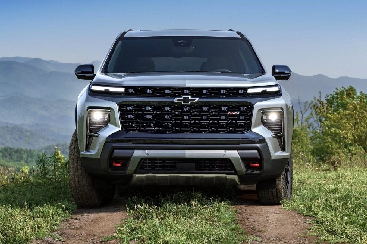 Chevrolet Traverse thế hệ mới được áp dụng ngôn ngữ thiết kế tương tự những người anh em cùng thương hiệu như Silverado và Suburban. Có thể thấy điều đó qua lưới tản nhiệt cỡ lớn và "cơ bắp" hơn trước. Bên cạnh đó là hệ thống đèn 2 tầng trên đầu xe với dải đèn LED định vị ban ngày nằm trên và đèn pha ở bên dưới. Đây đồng thời cũng là trang bị đặc trưng của các mẫu xe Chevrolet đời mới.