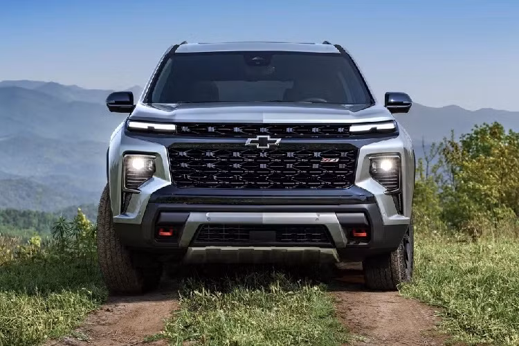 Chevrolet Traverse thế hệ mới được áp dụng ngôn ngữ thiết kế tương tự những người anh em cùng thương hiệu như Silverado và Suburban. Có thể thấy điều đó qua lưới tản nhiệt cỡ lớn và "cơ bắp" hơn trước. Bên cạnh đó là hệ thống đèn 2 tầng trên đầu xe với dải đèn LED định vị ban ngày nằm trên và đèn pha ở bên dưới. Đây đồng thời cũng là trang bị đặc trưng của các mẫu xe Chevrolet đời mới.