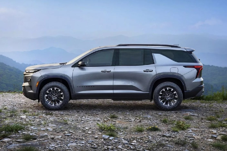 Chevrolet Traverse 2024 bản RS được trang bị hệ thống treo thể thao và vành hợp kim nhôm 22 inch sơn màu đen bóng. Những chi tiết ngoại thất như lưới tản nhiệt, baga nóc và nẹp xung quanh thân xe đều sơn màu tối. Phong cách thể thao tiếp tục được áp dụng cho nội thất của phiên bản RS với vô lăng vát đáy và những điểm nhấn màu đỏ tương phản. Ghế của bản RS được bọc da trong khi hàng ghế sau gập chỉnh điện, giúp hành khách dễ dàng xuống phía cuối xe hơn. 