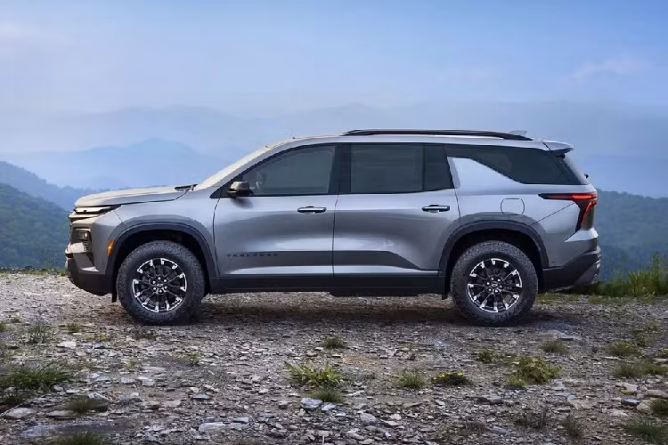 Chevrolet Traverse 2024 bản RS được trang bị hệ thống treo thể thao và vành hợp kim nhôm 22 inch sơn màu đen bóng. Những chi tiết ngoại thất như lưới tản nhiệt, baga nóc và nẹp xung quanh thân xe đều sơn màu tối. Phong cách thể thao tiếp tục được áp dụng cho nội thất của phiên bản RS với vô lăng vát đáy và những điểm nhấn màu đỏ tương phản. Ghế của bản RS được bọc da trong khi hàng ghế sau gập chỉnh điện, giúp hành khách dễ dàng xuống phía cuối xe hơn. 