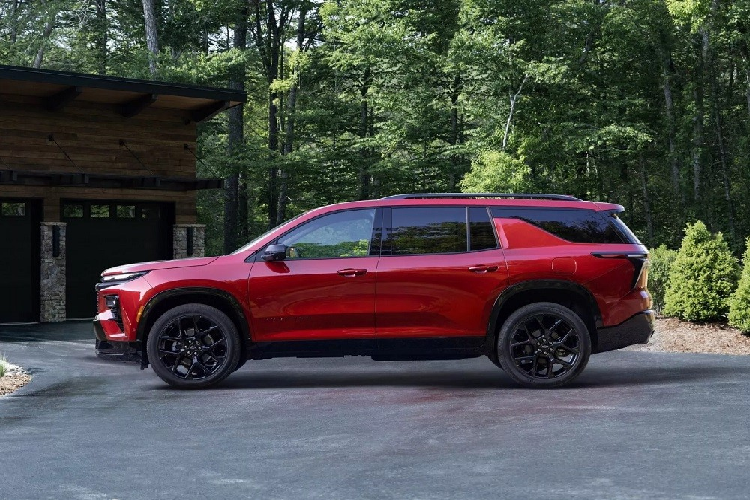 Nằm bên dưới nắp ca-pô của Chevrolet Traverse 2024 là máy xăng 4 xi-lanh, tăng áp, dung tích 2.5L hoàn toàn mới, thay động cơ V6, dung tích 3.6L cũ. Động cơ mới tạo ra công suất tối đa 315 mã lực và mô-men xoắn cực đại 429 Nm, tăng mạnh so với trước. Động cơ này đi kèm với hộp số tự động 8 cấp và hệ dẫn động 4 bánh toàn thời gian tùy chọn.