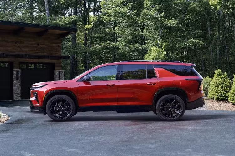 Nằm bên dưới nắp ca-pô của Chevrolet Traverse 2024 là máy xăng 4 xi-lanh, tăng áp, dung tích 2.5L hoàn toàn mới, thay động cơ V6, dung tích 3.6L cũ. Động cơ mới tạo ra công suất tối đa 315 mã lực và mô-men xoắn cực đại 429 Nm, tăng mạnh so với trước. Động cơ này đi kèm với hộp số tự động 8 cấp và hệ dẫn động 4 bánh toàn thời gian tùy chọn.