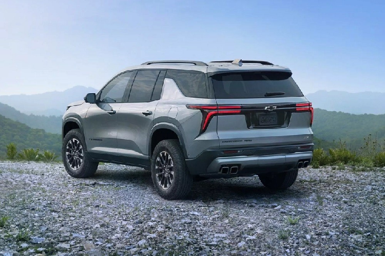 Trong khi đó, khu vực bên sườn của Chevrolet Traverse 2024 được cải tiến nhẹ với thân vỏ mượt mà hơn, cột C ấn tượng hơn và đường dập gân nổi bật. Đằng sau mẫu crossover 3 hàng ghế này xuất hiện cụm đèn hậu bắt mắt, nối với nhau bằng nẹp màu đen bóng trên cửa cốp, tích hợp logo của hãng Chevrolet.