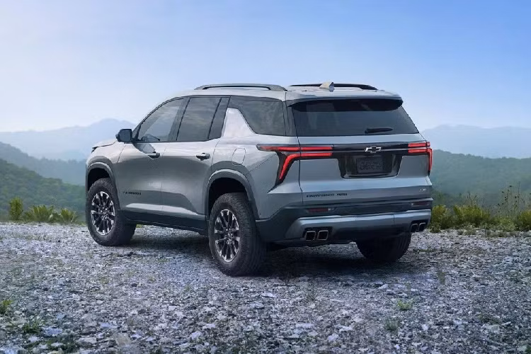 Trong khi đó, khu vực bên sườn của Chevrolet Traverse 2024 được cải tiến nhẹ với thân vỏ mượt mà hơn, cột C ấn tượng hơn và đường dập gân nổi bật. Đằng sau mẫu crossover 3 hàng ghế này xuất hiện cụm đèn hậu bắt mắt, nối với nhau bằng nẹp màu đen bóng trên cửa cốp, tích hợp logo của hãng Chevrolet.