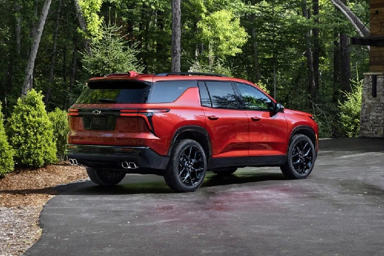 Chưa hết, bản Z71 còn sở hữu khoảng sáng gầm lớn hơn, hệ thống treo cải tiến với giảm xóc riêng, hệ dẫn động 4 bánh toàn thời gian với ly hợp kép, hệ thống hỗ tr ợ xuống dốc, chế độ chạy địa hình Terrain Mode đặc biệt và ghế bọc bằng chất liệu Evotex. Với những người lái tìm kiếm xe có diện mạo thể thao hơn thì phiên bản RS chính là lựa chọn phù hợp.