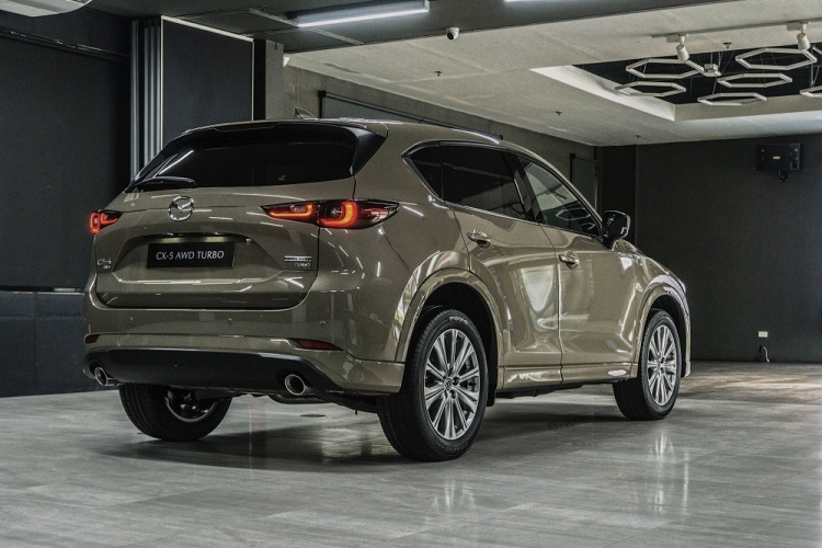 Bên trong Mazda CX-5 Carbon Turbo 2024 là sự kết hợp của những chất liệu nội thất cao cấp như da lộn màu đen và da màu nâu Terracotta. Bên cạnh đó là những chi tiết ốp nội thất màu xám nòng súng, mang đến "cảm giác trường tồn với thời gian". Chưa dừng ở đó, hãng Mazda còn bổ sung bản Turbo Premium mới cho mẫu xe ăn khách của mình.