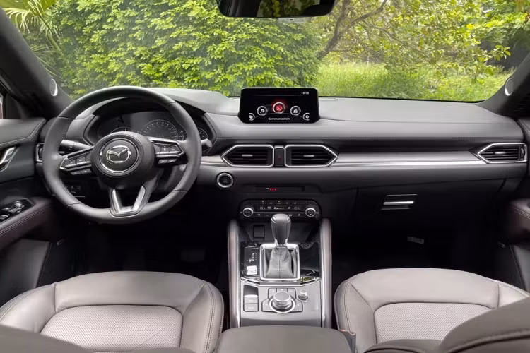 Ngoài ra, xe còn có 1 tùy chọn màu sơn khác là nâu vàng Platinum Quartz. Tương phản với màu sơn là những chi tiết ngoại thất màu đen bóng như ốp gương chiếu hậu, lưới tản nhiệt và vành la-zăng hợp kim nhôm nhằm đem đến ngoại hình ấn tượng hơn bản Carbon Turbo.