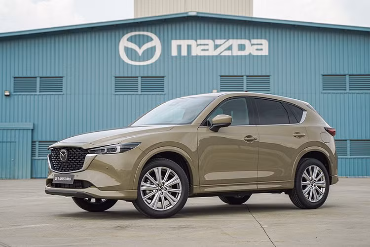 Được định vị giữa bản Carbon Turbo và bản Turbo Signature cao cấp nhất, Turbo Premium là sự kết hợp giữa 2 phong cách thể thao và sang trọng. Những thay đổi còn lại của Mazda CX-5 2024 ở thị trường Mỹ bao gồm 2 cổng USB phía trước và hệ thống âm thanh Bose mới trên bản 2.5 S Carbon Edition. Bản 2.5 S Premium Plus có thêm kết nối Android Auto/Apple CarPlay và sạc điện thoại không dây.