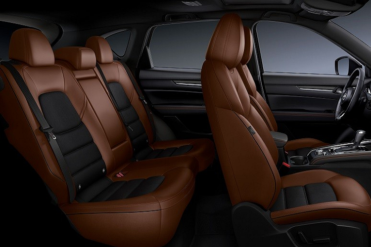 Không chỉ 2.5 S Select mà các bản còn lại của Mazda CX-5 2024 tại thị trường Mỹ cũng tăng giá. Riêng bản 2.5 Turbo đã biến mất, thay thế bằng Carbon Turbo mới. Điểm nhấn của Mazda CX-5 Carbon Turbo 2024 chính là màu sơn vàng cát Zircon Sand Metallic.