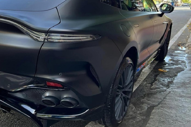 Ngoài Ferrari Purosangue, Aston Martin DBX 707 chính là xe SUV nhanh nhất thế giới, mạnh hơn cả Lamborghini Urus Performante đã được giới thiệu trong nước cũng như Bentley Bentayga Speed về nước khá kín tiếng.
