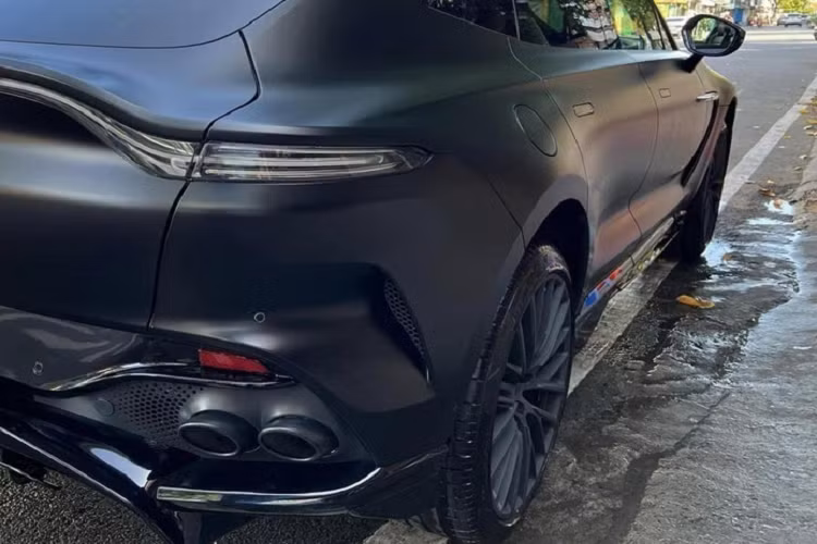 Ngoài Ferrari Purosangue, Aston Martin DBX 707 chính là xe SUV nhanh nhất thế giới, mạnh hơn cả Lamborghini Urus Performante đã được giới thiệu trong nước cũng như Bentley Bentayga Speed về nước khá kín tiếng.