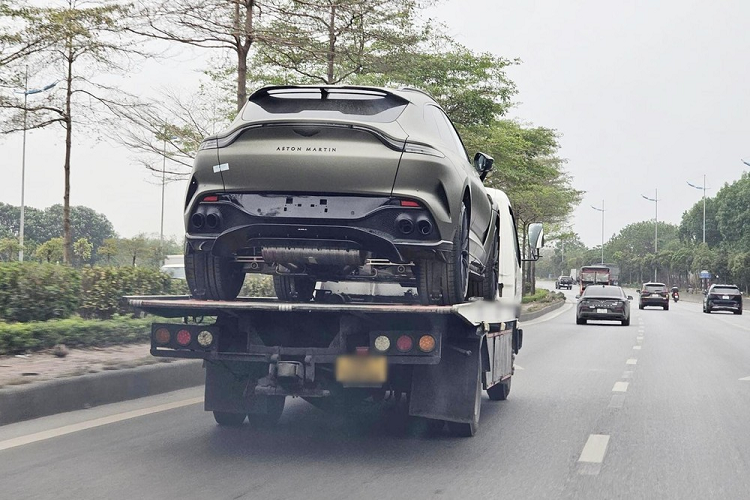 Những hình ảnh cho thấy chiếc siêu SUV Aston Martin DBX 707 này nhiều khả năng sở hữu màu Satin Titanium Grey, bộ áo rất cá tính khi cho ra màu nhám kiểu xanh quân đội nhạt, khác với 2 xe đầu tiên có màu bạc và đen nhám. Màu sơn này cũng rất thời trang khi phối cùng các chi tiết khác của xe được sơn đen hay carbon.