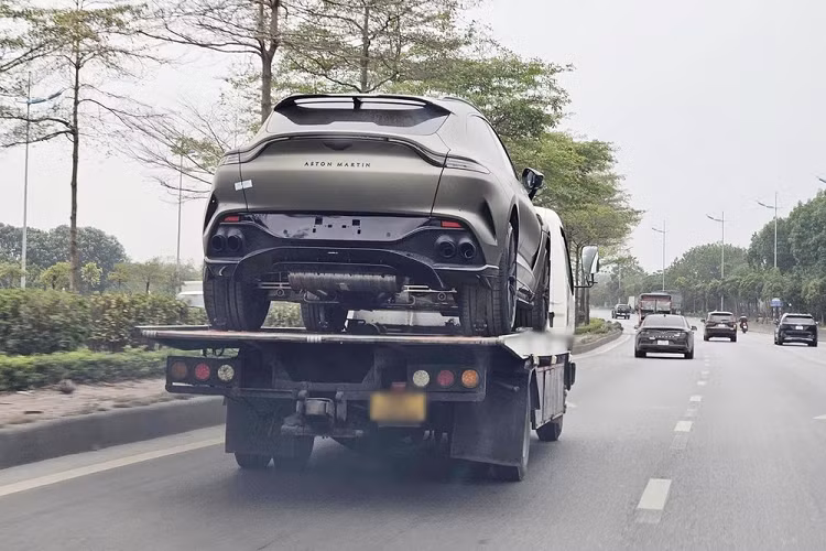 Những hình ảnh cho thấy chiếc siêu SUV Aston Martin DBX 707 này nhiều khả năng sở hữu màu Satin Titanium Grey, bộ áo rất cá tính khi cho ra màu nhám kiểu xanh quân đội nhạt, khác với 2 xe đầu tiên có màu bạc và đen nhám. Màu sơn này cũng rất thời trang khi phối cùng các chi tiết khác của xe được sơn đen hay carbon.