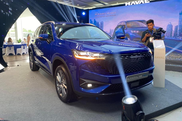 Thiết kế đèn hậu xuyên thấu bắt mắt kéo dài chiều rộng thị giác, ăn n hập với chụp đèn màu đỏ và hình dáng tổng thể của đuôi xe tạo nên vẻ quyến rũ linh hoạt. Xe được trang bị bộ mâm hợp kim đa chấu có kích thước lên đến 19 inch làm cho thân xe toát lên sự vững chãi, mạnh mẽ cá tính ngay từ cái nhìn đầu tiên.