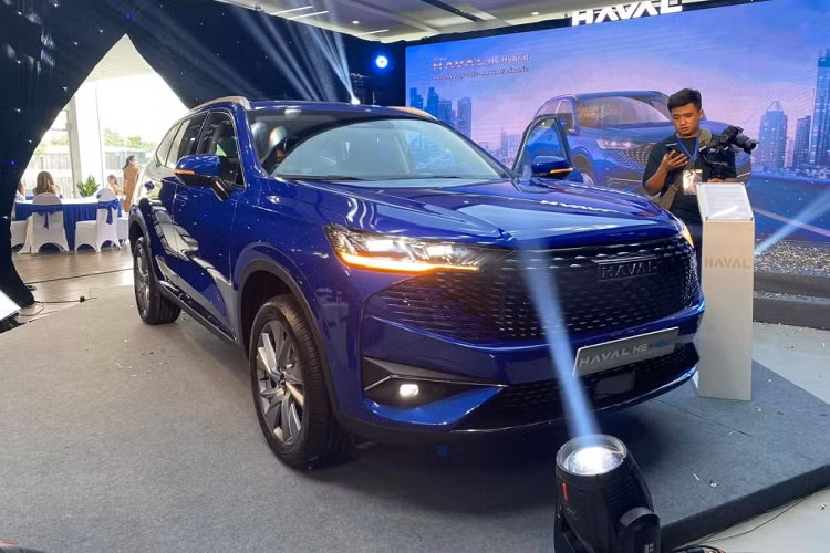 Thiết kế đèn hậu xuyên thấu bắt mắt kéo dài chiều rộng thị giác, ăn n hập với chụp đèn màu đỏ và hình dáng tổng thể của đuôi xe tạo nên vẻ quyến rũ linh hoạt. Xe được trang bị bộ mâm hợp kim đa chấu có kích thước lên đến 19 inch làm cho thân xe toát lên sự vững chãi, mạnh mẽ cá tính ngay từ cái nhìn đầu tiên.